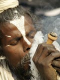 Sadhu, santo que goza de la marijuana en el festival de Shivaratri Sadhu, santo que goza de la marijuana en el festival de Shivaratri