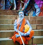 Sadhu se repose près de la rivière le Gange, Varanasi, Inde. photographie stock libre de droits Sadhu se repose près de la rivière le Gange, Varanasi, Inde. photographie stock libre de droits
