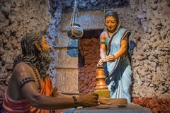 Sadhu und Dame, Skulpturmuseum, Kaneri-Mathe, Kolhapur, Maharashtra stockfoto Sadhu und Dame, Skulpturmuseum, Kaneri-Mathe, Kolhapur, Maharashtra stockfoto