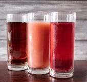 Saft in einem Glas auf einer dunklen Tabelle stockbild Saft in einem Glas auf einer dunklen Tabelle stockbild