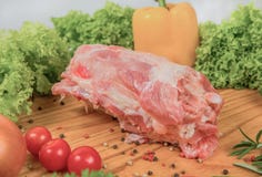 Saftiges rohes Fleisch, Rindfleischmittelrippe vom rind auf schwarzem Hintergrund, Draufsicht stockbild Saftiges rohes Fleisch, Rindfleischmittelrippe vom rind auf schwarzem Hintergrund, Draufsicht stockbild