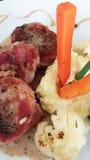 Saftiges Schweinefleisch eingewickelt im Speck lizenzfreie stockbilder Saftiges Schweinefleisch eingewickelt im Speck lizenzfreie stockbilder