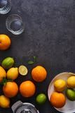 Saftvorbereitung Frische reife Zitrusfrüchte auf dunklem Hintergrund lizenzfreie stockbilder Saftvorbereitung Frische reife Zitrusfrüchte auf dunklem Hintergrund lizenzfreie stockbilder