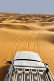 Sahara Desert View con el coche en Túnez imagen de archivo Sahara Desert View con el coche en Túnez imagen de archivo