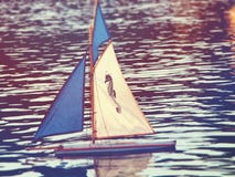 Sailboat παιχνιδιών σε μια λίμνη στοκ εικόνες με δικαίωμα ελεύθερης χρήσης Sailboat παιχνιδιών σε μια λίμνη στοκ εικόνες με δικαίωμα ελεύθερης χρήσης