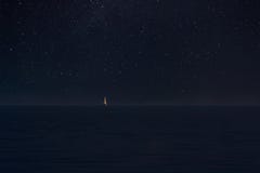 Sailboat στην απεραντοσύνη νύχτας στοκ φωτογραφίες με δικαίωμα ελεύθερης χρήσης Sailboat στην απεραντοσύνη νύχτας στοκ φωτογραφίες με δικαίωμα ελεύθερης χρήσης