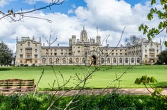 Saint John szkoła wyższa na jaskrawym słonecznym dniu z łatami chmury nad niebieskim niebem, Cambridge, Cambridgeshire zdjęcia stock Saint John szkoła wyższa na jaskrawym słonecznym dniu z łatami chmury nad niebieskim niebem, Cambridge, Cambridgeshire zdjęcia stock