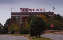 Saint Louis, Mo– 4 November, 2017, Budweiser-brouwerij marque van straatmening stock fotografie Saint Louis, Mo– 4 November, 2017, Budweiser-brouwerij marque van straatmening stock fotografie