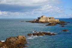 Saint Malo Das Bastions-Fort-La Reine an der Flut lizenzfreies stockfoto Saint Malo Das Bastions-Fort-La Reine an der Flut lizenzfreies stockfoto