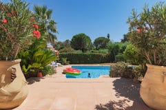 Saint Tropez, cote Francja 28-7-2017 widok między 2 roślinami piec na Śródziemnomorskim ogródzie z basenem i jaskrawy błękitny, obraz stock Saint Tropez, cote Francja 28-7-2017 widok między 2 roślinami piec na Śródziemnomorskim ogródzie z basenem i jaskrawy błękitny, obraz stock