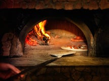 Sair saboroso cozido da pizza do margherita do forno imagem de stock Sair saboroso cozido da pizza do margherita do forno imagem de stock