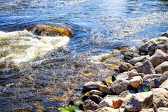 Saisonhintergrundsommertag auf dem stürmischen Fluss stockbilder Saisonhintergrundsommertag auf dem stürmischen Fluss stockbilder