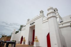 Saiyok område, Kanchanaburi landskap, Thailand på Juli 9,2017: Maingateingång av Mallika City, A 1905 D Stad av kultur och lif royaltyfria bilder Saiyok område, Kanchanaburi landskap, Thailand på Juli 9,2017: Maingateingång av Mallika City, A 1905 D Stad av kultur och lif royaltyfria bilder