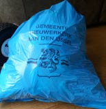 Sakkunnigavfallspåse som ska används i Nieuwerkerk den aan hålan IJssel för all non organisk avfalls arkivfoto Sakkunnigavfallspåse som ska används i Nieuwerkerk den aan hålan IJssel för all non organisk avfalls arkivfoto