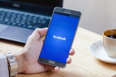 Sakon Nakhon, ТАИЛАНД - 1,2017 -го август: Facebook онлайн soc стоковые фото Sakon Nakhon, ТАИЛАНД - 1,2017 -го август: Facebook онлайн soc стоковые фото