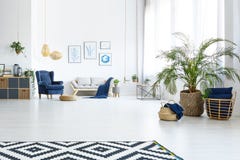 Sala de estar con el sofá imágenes de archivo libres de regalías Sala de estar con el sofá imágenes de archivo libres de regalías