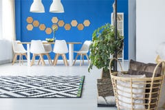 Sala de jantar azul e branca imagens de stock Sala de jantar azul e branca imagens de stock