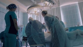 Sala de operações no hospital onde os cirurgiões executam uma operação filme Sala de operações no hospital onde os cirurgiões executam uma operação filme