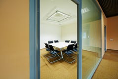 Sala de reunión para 8 personas en la escuela de negocios SKOLKOVO de Moscú foto de archivo Sala de reunión para 8 personas en la escuela de negocios SKOLKOVO de Moscú foto de archivo