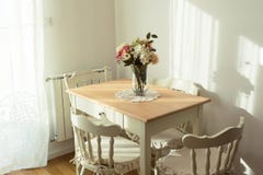Sala de visitas agradavelmente decorada Mesa de jantar e algumas cadeiras imagens de stock Sala de visitas agradavelmente decorada Mesa de jantar e algumas cadeiras imagens de stock