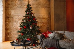 Sala decorada do Natal com a árvore de abeto bonita imagens de stock Sala decorada do Natal com a árvore de abeto bonita imagens de stock