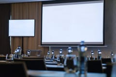 Sala konferencyjna z dwa pustymi biel ekranami Butelki z ostrości royalty ilustracja Sala konferencyjna z dwa pustymi biel ekranami Butelki z ostrości royalty ilustracja