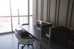 A sala moderna do escritório com espaço aberto ao trabalho pensou a janela foto de stock A sala moderna do escritório com espaço aberto ao trabalho pensou a janela foto de stock
