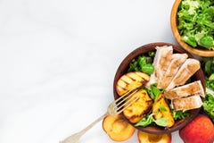 Salada com galinha grelhada e pêssego em uma bacia com forquilha Alimento saudável Vista superior imagens de stock Salada com galinha grelhada e pêssego em uma bacia com forquilha Alimento saudável Vista superior imagens de stock