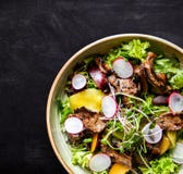 Salada da carne com rabanete, pêssego e os vegetais verdes imagem de stock Salada da carne com rabanete, pêssego e os vegetais verdes imagem de stock