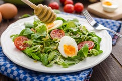 Salada da erva-benta, ovos cozidos fotografia de stock royalty free Salada da erva-benta, ovos cozidos fotografia de stock royalty free