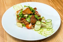 Salada de pepinos frescos e da carne fritada tomates fotografia de stock Salada de pepinos frescos e da carne fritada tomates fotografia de stock