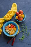 Salada de tomates vermelhos e amarelos em uma bacia fotografia de stock Salada de tomates vermelhos e amarelos em uma bacia fotografia de stock