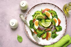 Salada do abacate com salmões, espinafres do bebê e os ovos salgados Vista superior Foto de Stock Royalty Free Salada do abacate com salmões, espinafres do bebê e os ovos salgados Vista superior Foto de Stock Royalty Free