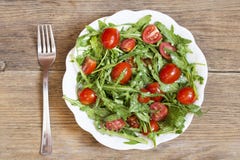 Salada do tomate de Rocket e de cereja foto de stock Salada do tomate de Rocket e de cereja foto de stock