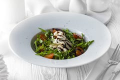 Salada saboroso fresca feita de tomates orgânicos imagens de stock royalty free Salada saboroso fresca feita de tomates orgânicos imagens de stock royalty free