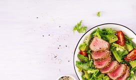 Salada tradicional japonesa com partes de atum grelhado meio-raro de Ahi fotos de stock Salada tradicional japonesa com partes de atum grelhado meio-raro de Ahi fotos de stock