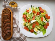Salada vegetal com Breadon uma placa branca, com pão em uma placa profunda alimento saudável, café da manhã verde foto de stock Salada vegetal com Breadon uma placa branca, com pão em uma placa profunda alimento saudável, café da manhã verde foto de stock