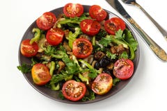 Salade avec des aubergines et des tomates-cerises d'un plat foncé sur un fond blanc, vue supérieure photographie stock Salade avec des aubergines et des tomates-cerises d'un plat foncé sur un fond blanc, vue supérieure photographie stock