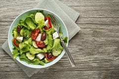 Salade avec du feta, la tomate et les légumes photographie stock libre de droits Salade avec du feta, la tomate et les légumes photographie stock libre de droits