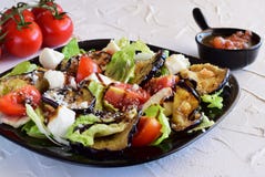 Salade avec l'aubergine, tomate, mozzarella, salade 'Iceberg' Photo libre de droits Salade avec l'aubergine, tomate, mozzarella, salade 'Iceberg' Photo libre de droits