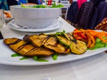 Salade avec les aubergines, les poivrons et la courgette grillés image libre de droits Salade avec les aubergines, les poivrons et la courgette grillés image libre de droits
