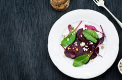 Salade avec les betteraves, le fromage de chèvre, la betterave fourragère et les pistaches rôtis image libre de droits Salade avec les betteraves, le fromage de chèvre, la betterave fourragère et les pistaches rôtis image libre de droits