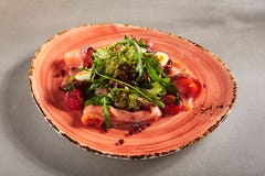 Salade avec les saumons fumés, caviar rouge, Cherry Tomatoe sec entier image libre de droits Salade avec les saumons fumés, caviar rouge, Cherry Tomatoe sec entier image libre de droits
