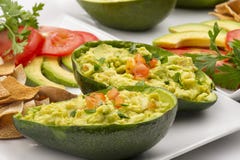 Salade d'avocat bourrée dans un avocat images stock Salade d'avocat bourrée dans un avocat images stock