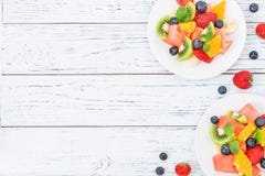 Salade de fruit frais sur la table en bois Vue supérieure photo stock Salade de fruit frais sur la table en bois Vue supérieure photo stock