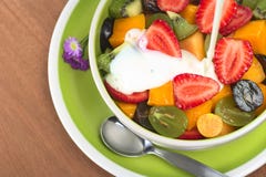 Salade de fruits avec du yaourt image libre de droits Salade de fruits avec du yaourt image libre de droits