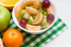 Salade de fruits avec les fruits savoureux du plat blanc, concept sain, fin photo stock Salade de fruits avec les fruits savoureux du plat blanc, concept sain, fin photo stock