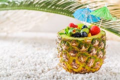 Salade de fruits douce en ananas sur la plage sablonneuse image stock Salade de fruits douce en ananas sur la plage sablonneuse image stock