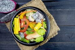 Salade fraîche avec le poulet, les tomates et les verts mélangés, mâche, photo libre de droits Salade fraîche avec le poulet, les tomates et les verts mélangés, mâche, photo libre de droits