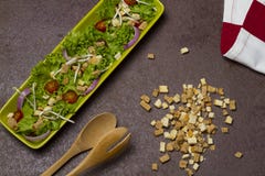 Salade fraîche de laitue et d'oignon de tomate avec le tissu rayé rouge, les dentelles de pain et la cuillère en bois images stock Salade fraîche de laitue et d'oignon de tomate avec le tissu rayé rouge, les dentelles de pain et la cuillère en bois images stock